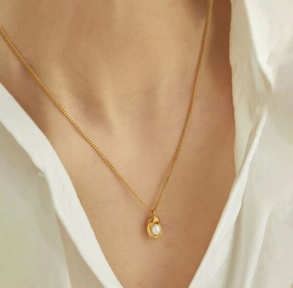 Gold plated stainless steel anti tarnish pearl studded contemporary pendand