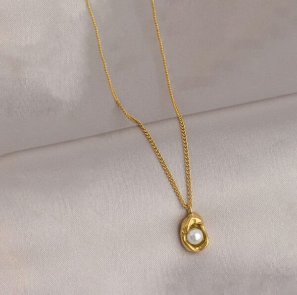 Gold plated stainless steel anti tarnish pearl studded contemporary pendand