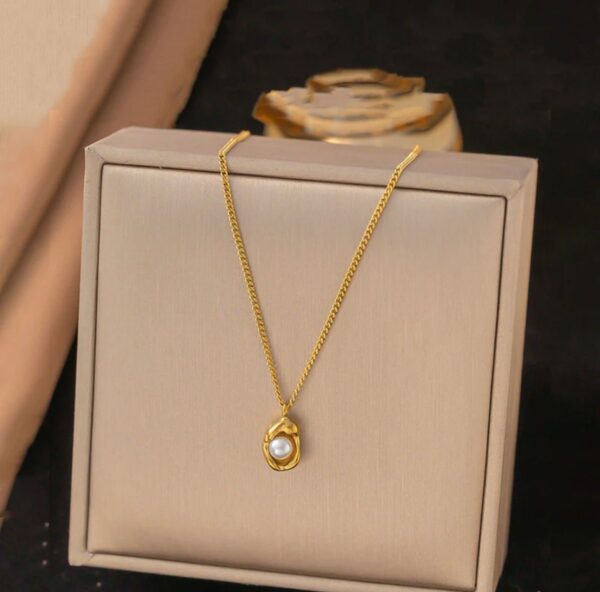 Gold plated stainless steel anti tarnish pearl studded contemporary pendand